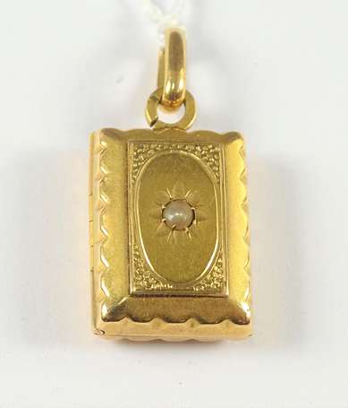 Pendentif reliquaire de forme rectangulaire en or 