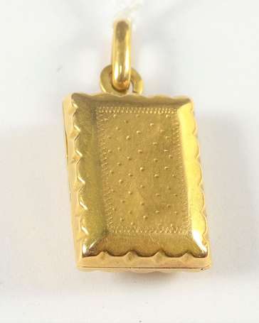 Pendentif reliquaire de forme rectangulaire en or 