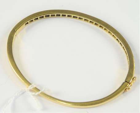 Bracelet demi-jonc en or jaune 18K (750°/00) serti