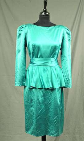 Robe de cocktail en satin vert à basque volantée, 