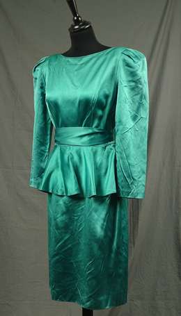 Robe de cocktail en satin vert à basque volantée, 