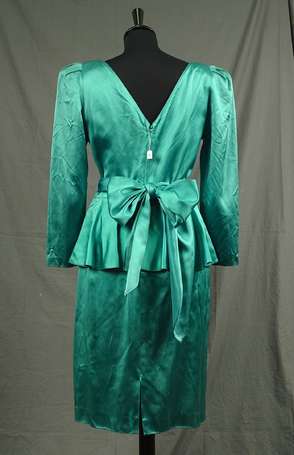 Robe de cocktail en satin vert à basque volantée, 