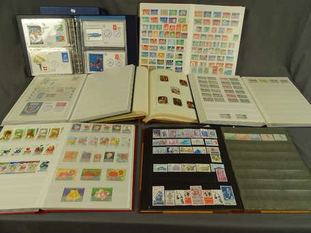 Dans 1 sac 7 albums de timbres divers monde dont 