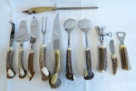 Suite de 11 pièces de service, les manches en bois