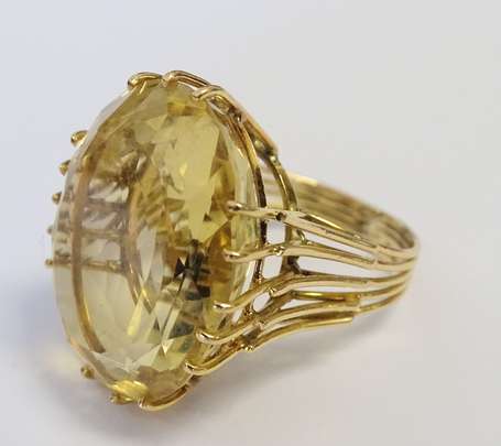 Bague en or jaune 18K (750°/00) sertie d'une 