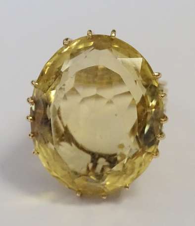 Bague en or jaune 18K (750°/00) sertie d'une 