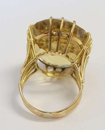 Bague en or jaune 18K (750°/00) sertie d'une 