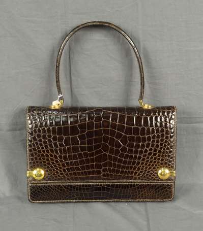 Sac vintage porté main en cuir vernis façon croco.