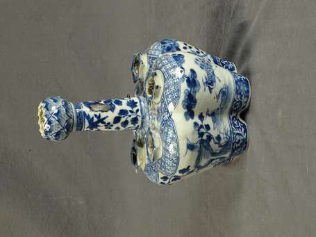 CHINE - Bouquetière en porcelaine décor en camaïeu