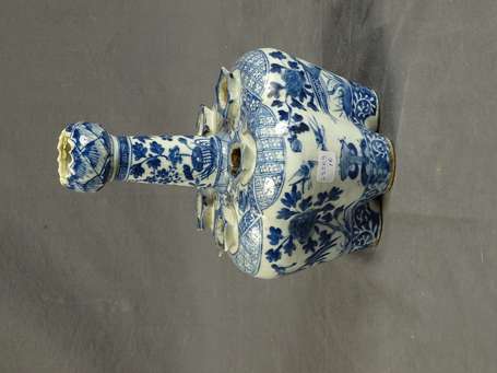 CHINE - Bouquetière en porcelaine décor en camaïeu