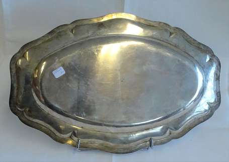 Plat rond en argent, l'aile chantournée à tore de 