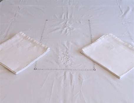 Nappe brodée et ses 6 serviettes