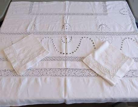 Grande nappe brodée et ses 6 serviettes
