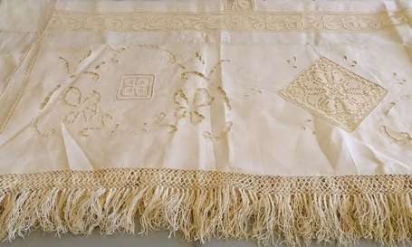 Grande nappe en lin brodée au crochet bordure de 