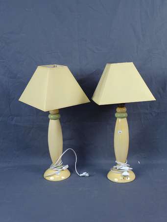 Paire de lampes en céramique jaune