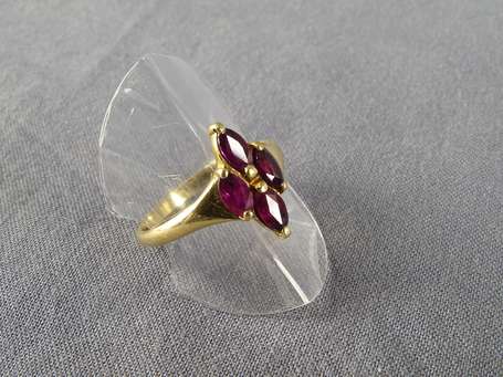 Bague en or jaune 18 K (750°/°°) sertie de 4 rubis