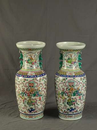 CHINE - Paire de vases balustres en porcelaine, 