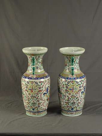 CHINE - Paire de vases balustres en porcelaine, 