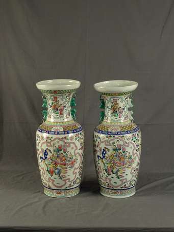 CHINE - Paire de vases balustres en porcelaine, 