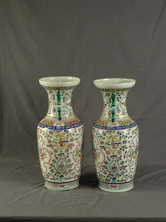 CHINE - Paire de vases balustres en porcelaine, 