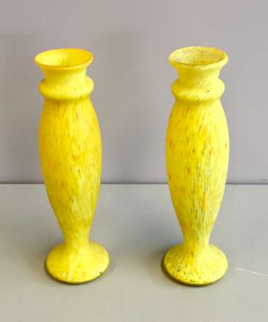 Paire de vases ovoïdes sur talon en verre arlequin