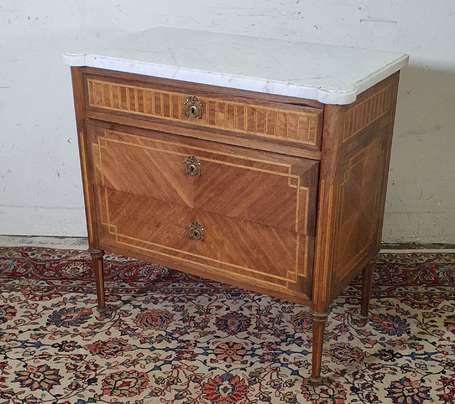 Commode en bois de placage et marqueterie à décor 