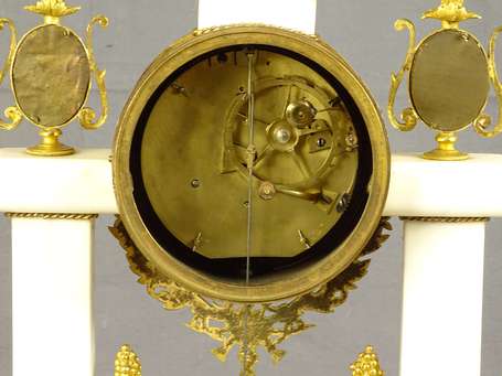 Pendule portique en marbre blanc et bronze doré, 