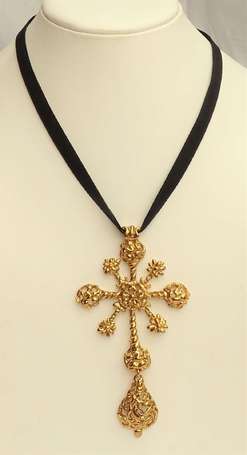 CHRISTIAN LACROIX - Pendentif croix stylisée en 