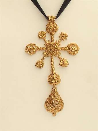 CHRISTIAN LACROIX - Pendentif croix stylisée en 