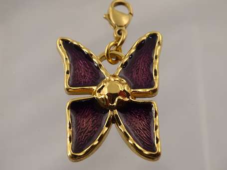 YVES SAINT LAURENT, pendentif en métal doré et 