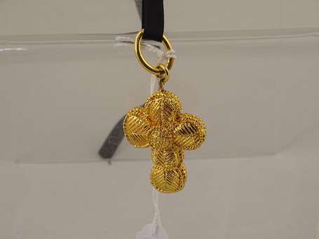 CHRISTIAN LACROIX, pendentif croix en métal doré 