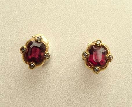 Paire de clous d'oreilles anciens en or jaune 