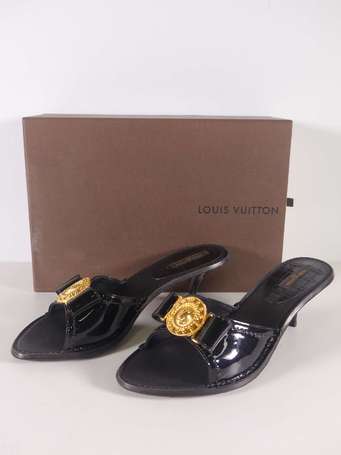 LOUIS VUITTON - Paire de mules à talon en cuir 