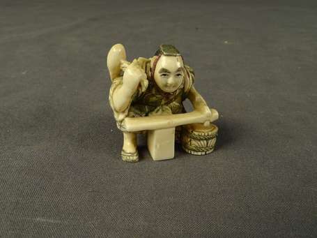 JAPON - Netsuke en ivoire à motif d'un personnage 