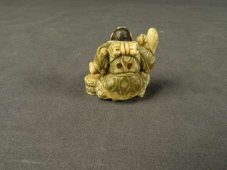 JAPON - Netsuke en ivoire à motif d'un personnage 