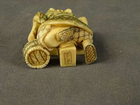 JAPON - Netsuke en ivoire à motif d'un personnage 