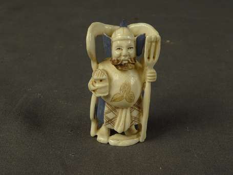 JAPON - Netsuke en ivoire à motif d'un forgeron H.