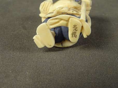 JAPON - Netsuke en ivoire à motif d'un forgeron H.