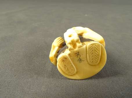 JAPON - Netsuke en ivoire à motif d'un vieillard 