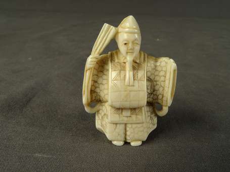 JAPON - Netsuke en ivoire à motif d'un vieillard. 