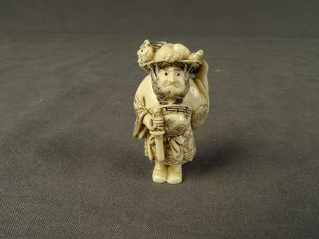 JAPON - Netsuke en ivoire à motif d'un personnage 