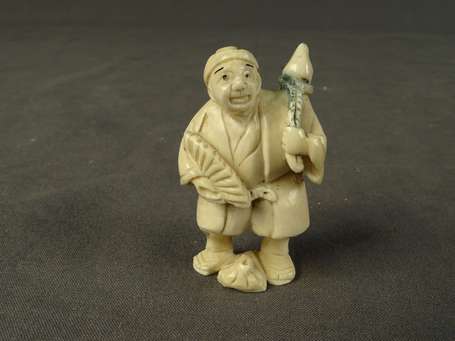 JAPON - Netsuke en ivoire à motif d'un personnage 