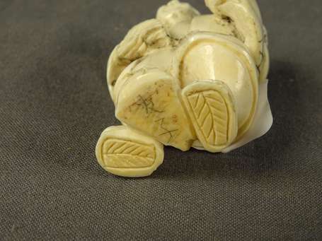 JAPON - Netsuke en ivoire à motif d'un personnage 