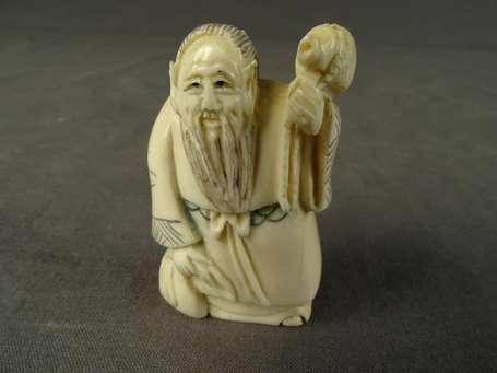 JAPON - Netsuke en ivoire à motif d'un vieillard 