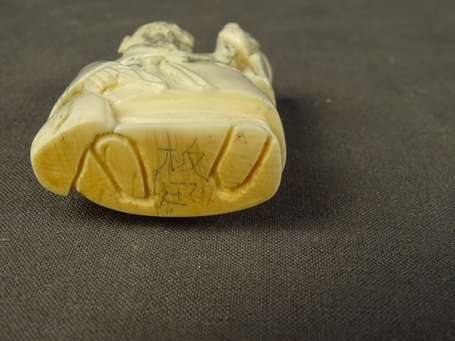 JAPON - Netsuke en ivoire à motif d'un vieillard 