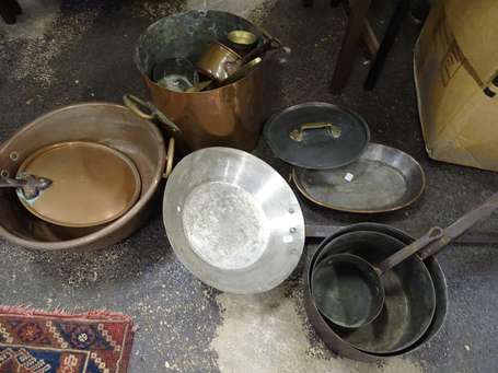 Lot de casseroles en cuivre et divers objets en 