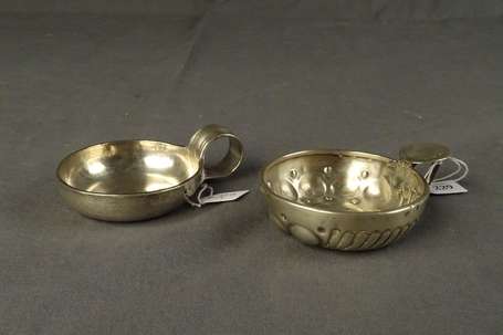 Lot de deux tastevins en argent, l'un gravé 