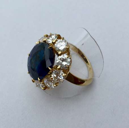 Bague Pompadour en or gris 18K (750°/00) sertie 