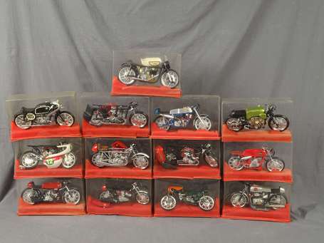 Maquettes-Lot de 15 motos montées, diverses pièces