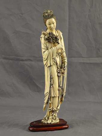 CHINE - Femme à la pivoine. Sujet en os. H. 48 cm